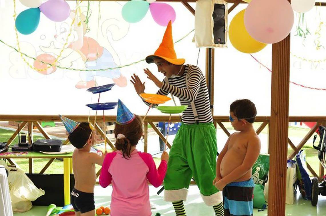 Ein Clown unterhält Kinder bei einem Kindergeburtstag im Rixos The Palm Hotel & Suites.