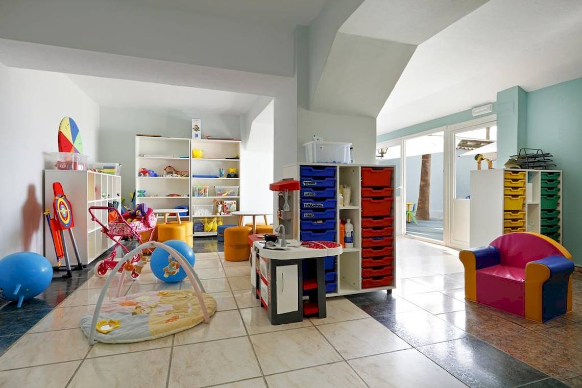 Spielzimmer im Playabonita Hotel mit bunten Möbeln und Spielzeug.