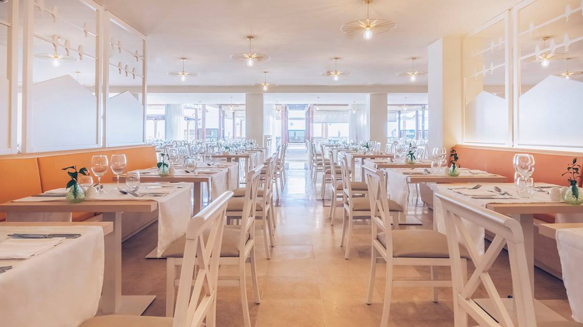 Innenansicht des Restaurants im Iberostar Selection Fuerteventura Palace Hotel mit weißen Tischen und Stühlen.
