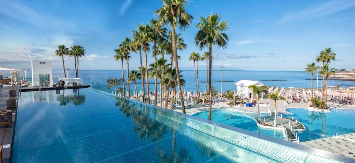 Außenpool des Guayarmina Princess Hotels mit Blick auf das Meer und Palmen