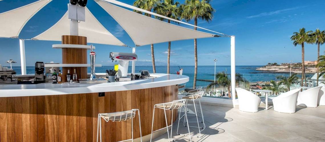 Außenbar des Guayarmina Princess Hotels mit Blick auf das Meer und die Palmen
