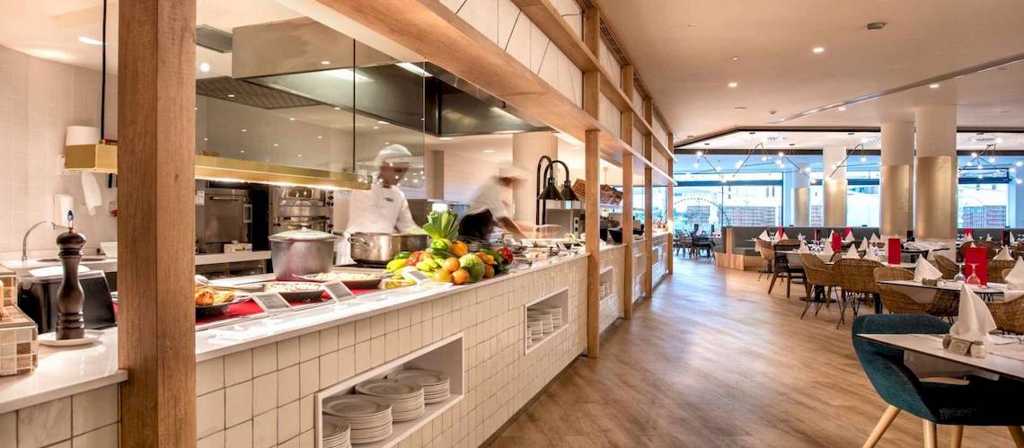 Innenansicht des Restaurants im Guayarmina Princess Hotel mit Buffet und Gästen.