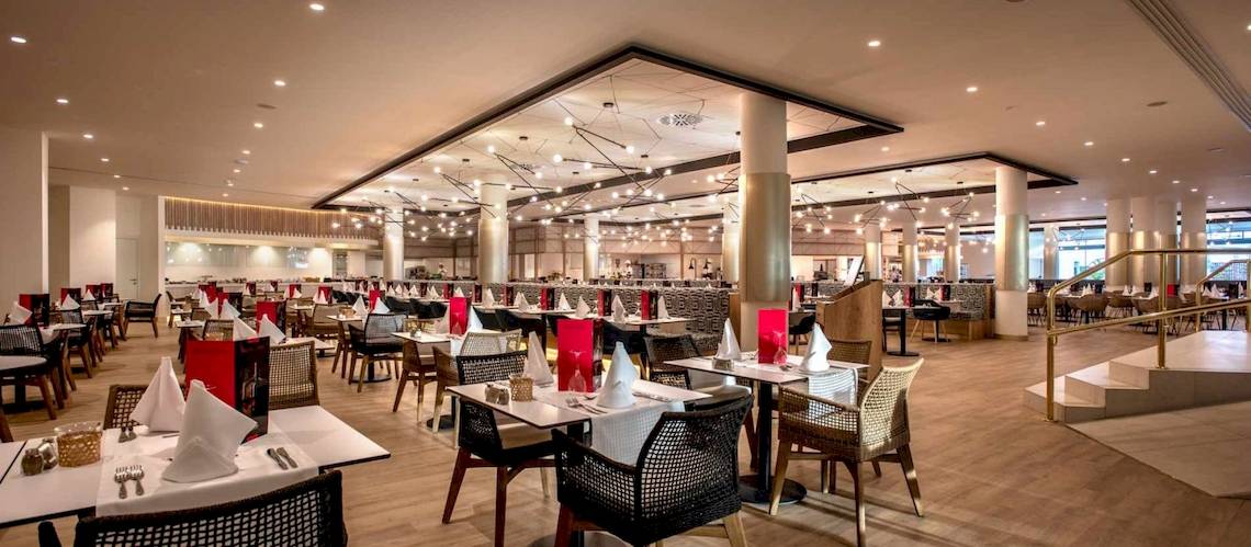 Innenansicht des Restaurants des Guayarmina Princess Hotels mit gedeckten Tischen und Stühlen.