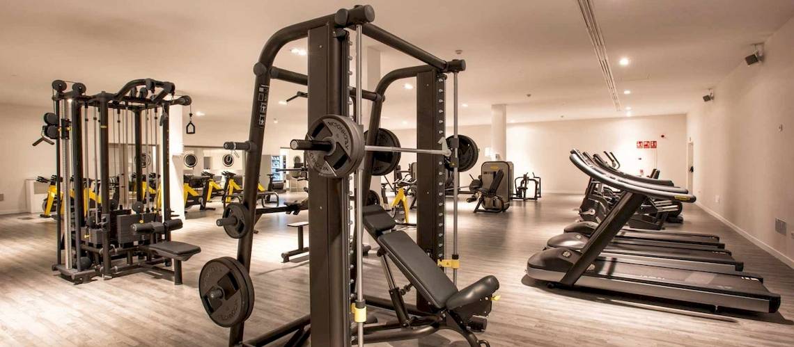 Fitnessstudio im Guayarmina Princess Hotel mit verschiedenen Trainingsgeräten und Laufbändern