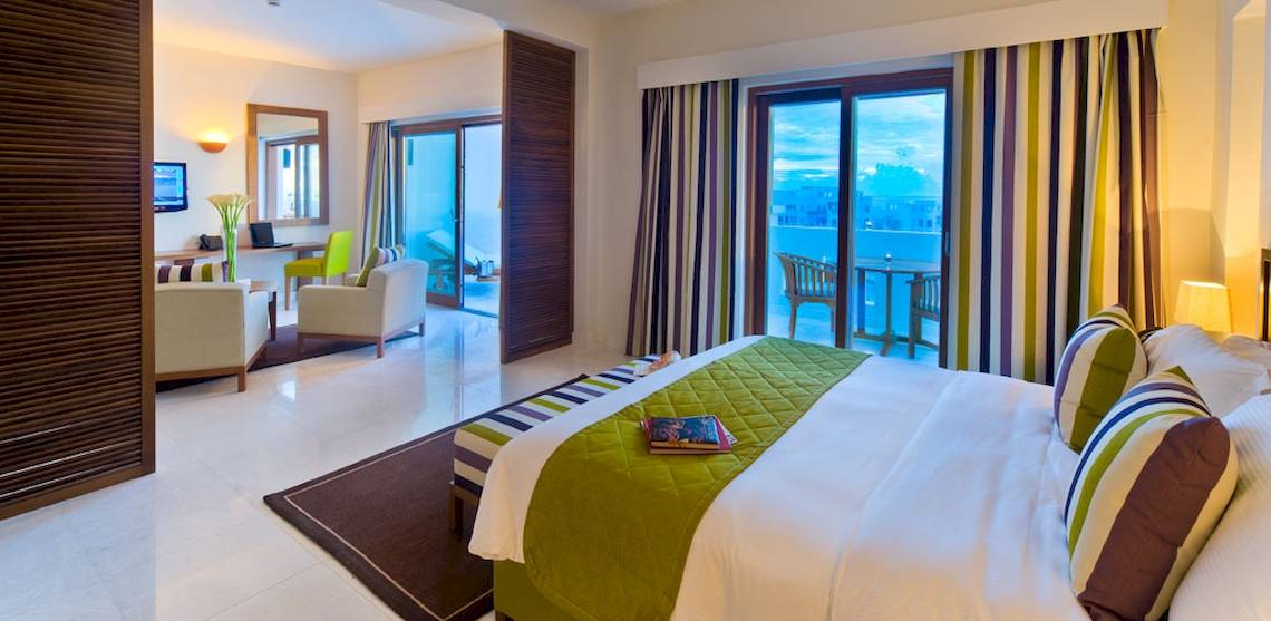 Schlafzimmer im Sifawy Boutique Hotel mit großem Bett, Balkon und Stadtblick.