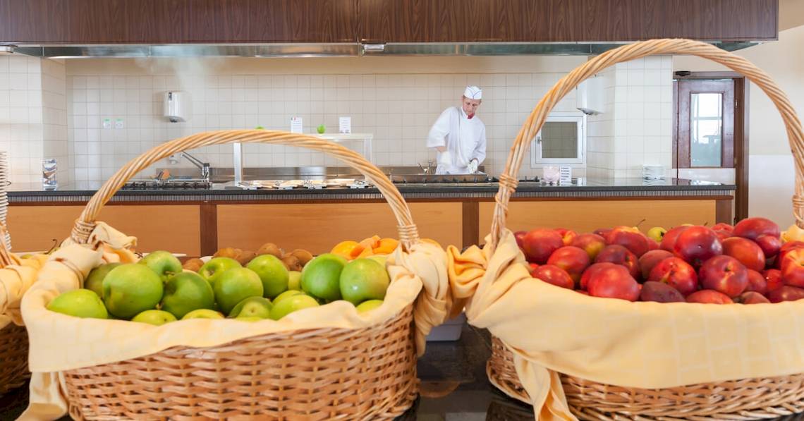 Obstkörbe im Restaurant des Sol Luna Bay All Inclusive Hotels mit verschiedenen Früchten.