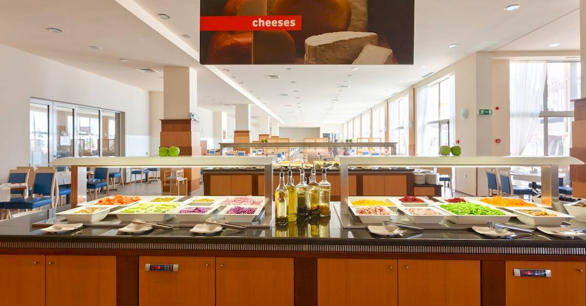 Buffetbereich im Sol Luna Bay All Inclusive Hotel mit Käse- und Gemüseauswahl.