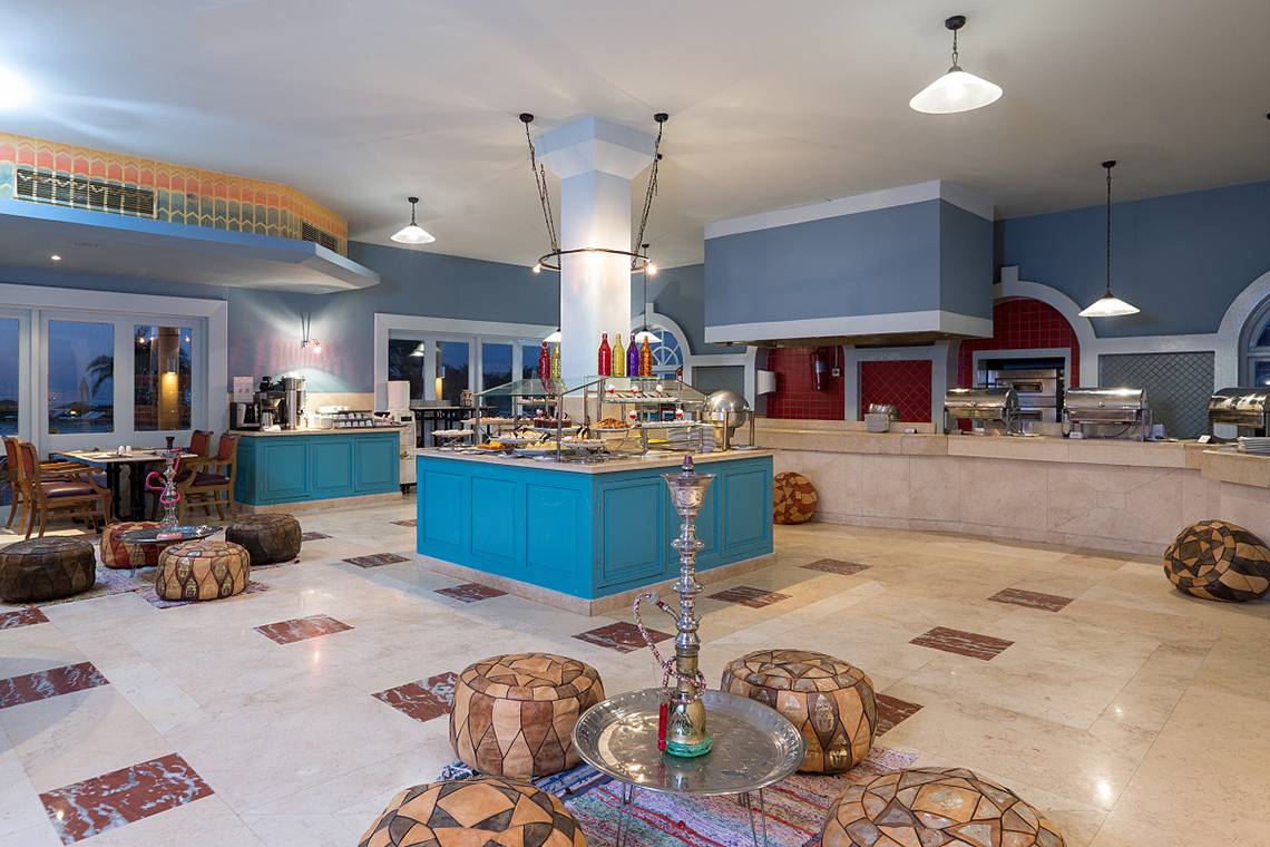 Hotellounge Bereich mit Bar, Sitzen und einem Wasserpfeifentisch.