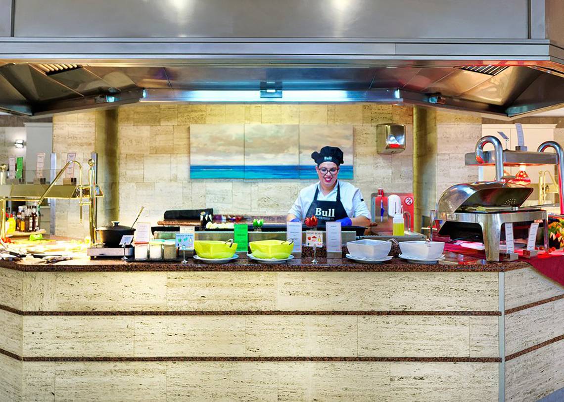 Buffetstation im Bull Costa Canaria & Spa Hotel mit verschiedenen Speisen und Getränken.