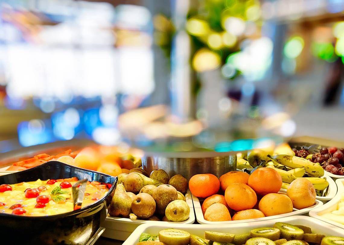 Buffet im Hotel Bull Costa Canaria & Spa mit verschiedenen Obstsalaten, Früchten und Gemüse