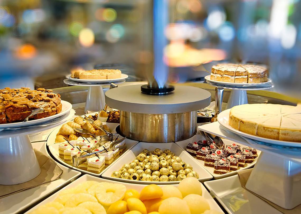 Nachtisch-Buffet im Bull Costa Canaria & Spa mit verschiedenen Kuchen und Desserts.