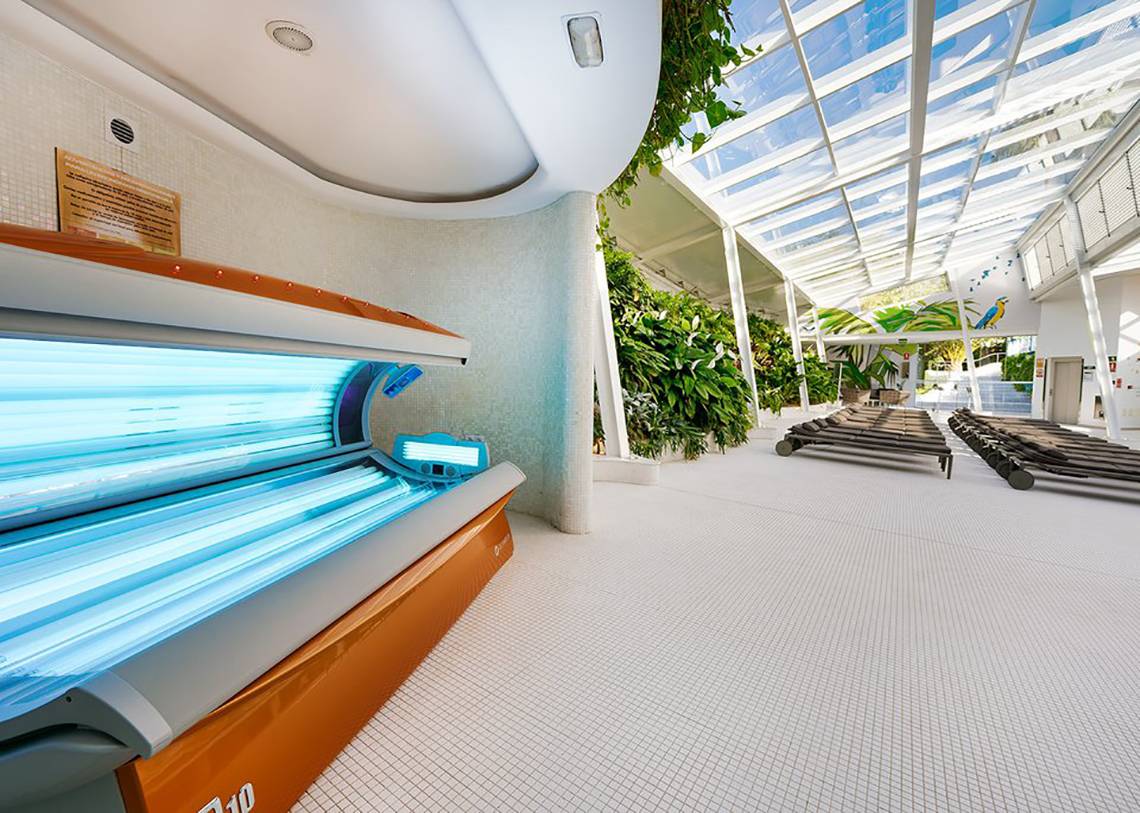 Solarium-Bereich im Bull Costa Canaria & Spa Hotel mit modernen Sonnenbädern und einer Glasdecke.