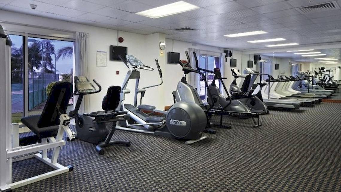 Fitnessstudio im Hilton Salalah Resort mit verschiedenen Trainingsgeräten.