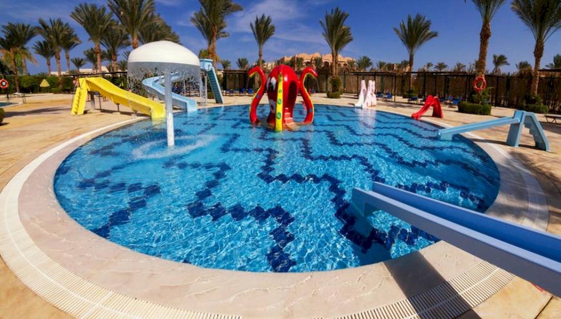 Schwimmbecken im JAZ Neo Dar El Madina Hotel mit bunten Wasserrutschen.