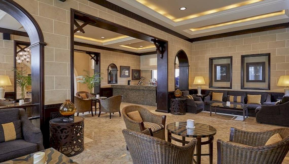 Hotellobby von Jaz Neo Dar El Madina mit Sofas, Sesseln und Tischen