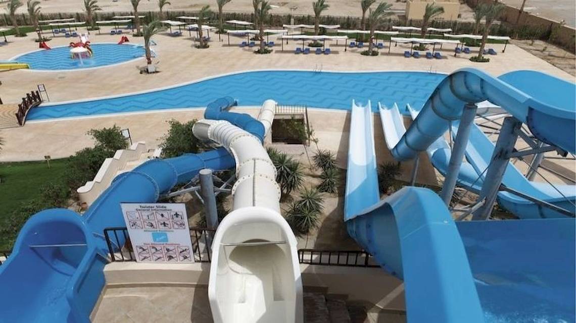 Luftaufnahme des Wasserparks im JAZ Neo Dar El Madina Hotel mit mehreren Rutschen und einem großen Schwimmbecken.