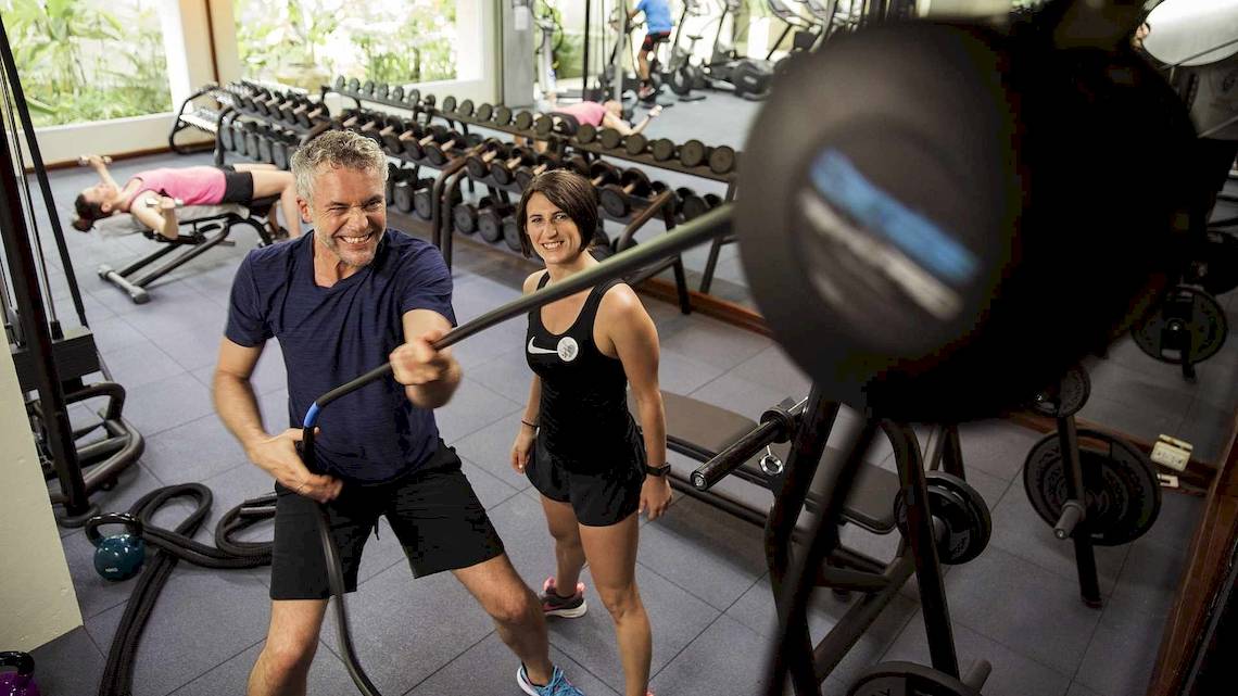 Fitnesstraining im Robinson Khao Lak Hotel mit einem Mann und einer Frau.