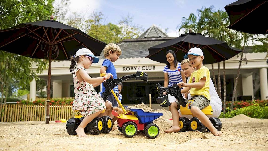 Kinder spielen mit Spielzeug am Hotel Robinson Khao Lak.