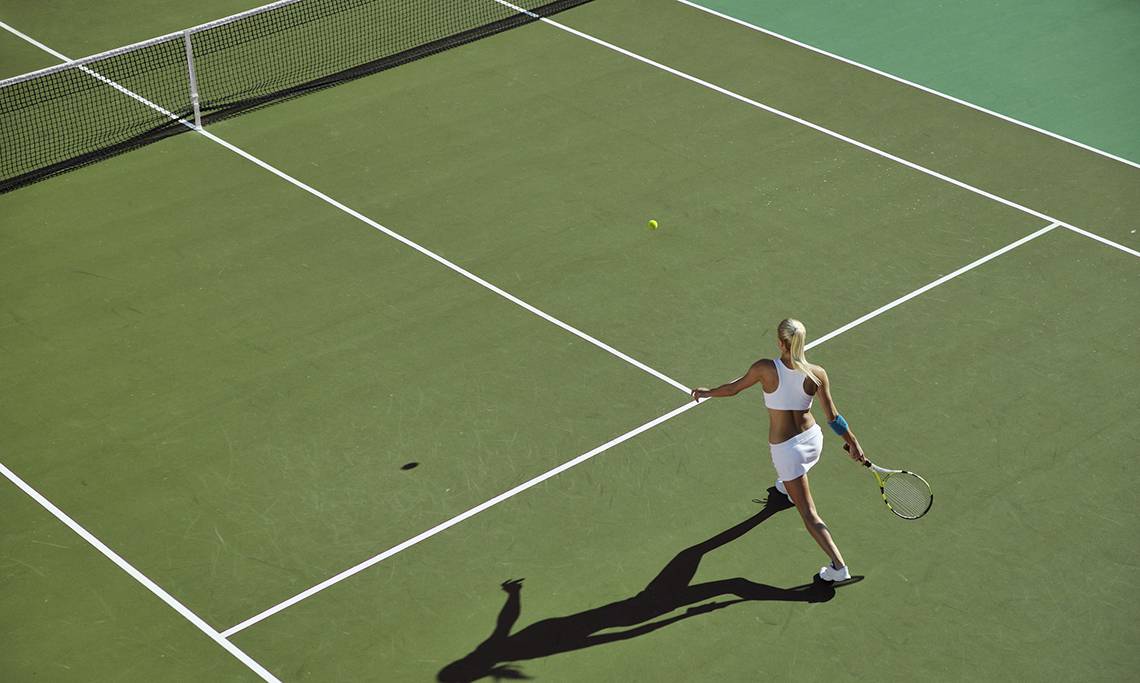 Tennisspielerin auf dem Platz im Grand Hotel Holiday Resort