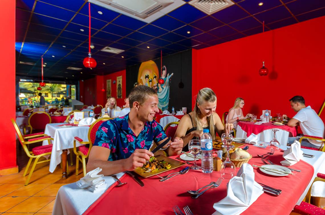 Ein Paar isst in einem Restaurant im Titanic Palace, umgeben von anderen Gästen.