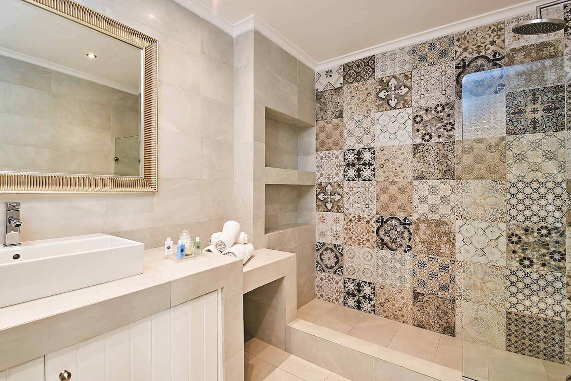 Badezimmer von Agali Houses mit einer Badewanne, einem Waschbecken und gefliesten Wänden