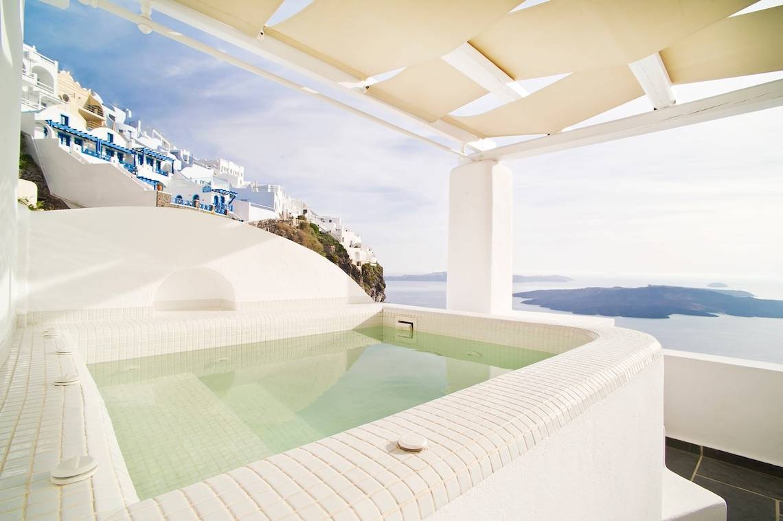 Whirlpool auf dem Balkon der Agali Houses mit Blick auf das Meer und die Insel Santorin