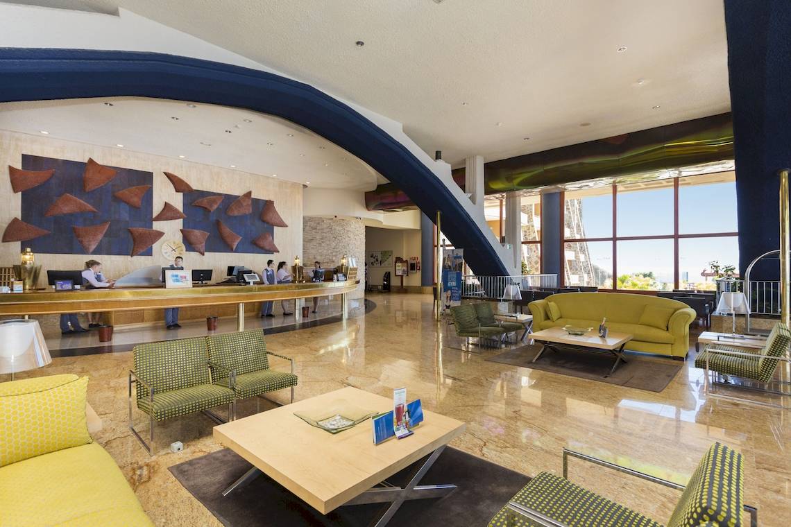 Lobby des Gloria Palace Amadores Thalasso & Hotel mit Rezeption, Sofas und Tischen