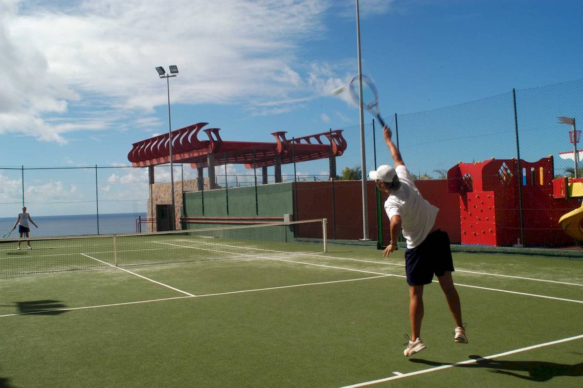 Tennisplatz im Gloria Palace Amadores Thalasso & Hotel mit zwei Spielern.