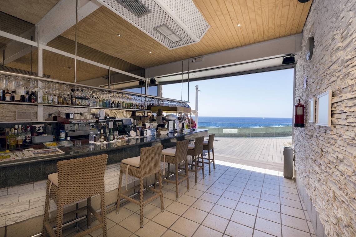 Bar im Gloria Palace Amadores Thalasso & Hotel mit Blick auf das Meer.