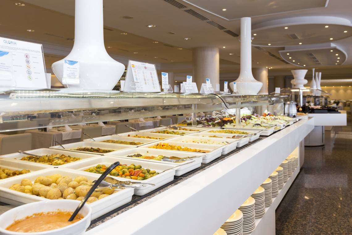 Buffet im Gloria Palace Amadores Thalasso & Hotel mit verschiedenen Gerichten und Speisen.