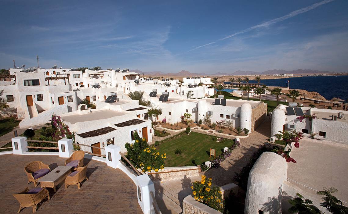 Aussicht auf das Sharm Club Beach Resort mit weißen Gebäuden und Solarpaneelen.