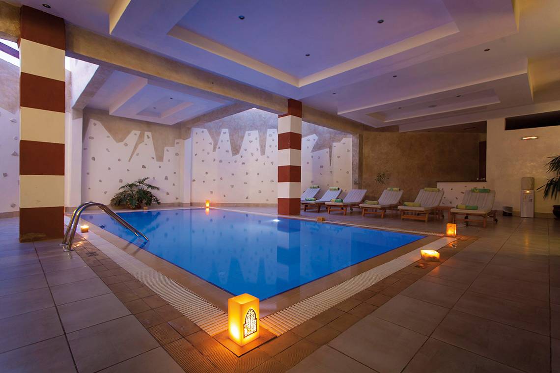 Innenpool im Sharm Club Beach Resort mit Lounge-Liegestühlen und Kerzen