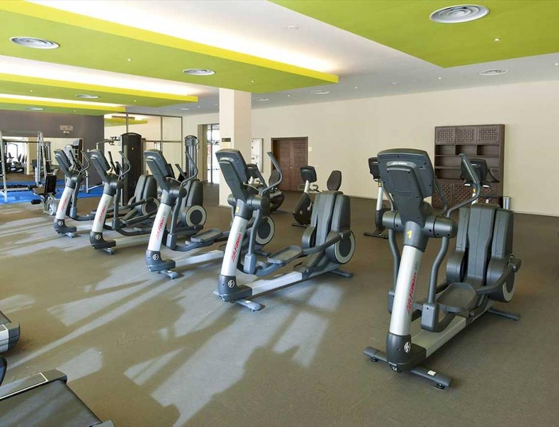 Fitness-Center im Barcelo Bavaro Palace Hotel mit mehreren Trainingsgeräten.