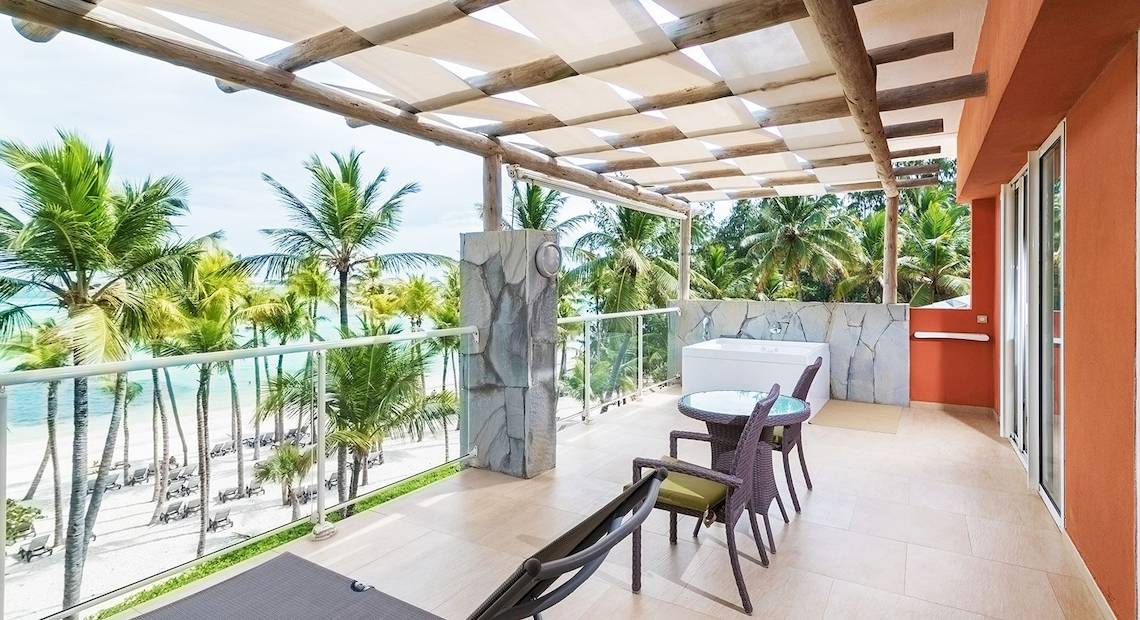 Balkon des Barcelo Bavaro Palace mit Aussicht auf den Strand und Palmen