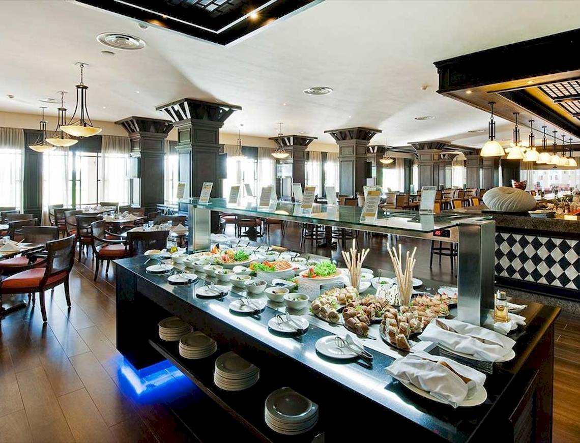 Buffet im Restaurant des Barcelo Bavaro Palace Hotels mit vielen Gerichten und Besteck.