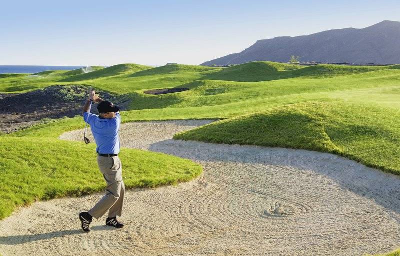 Golfer spielt auf dem Golfplatz des Playitas Hotels.