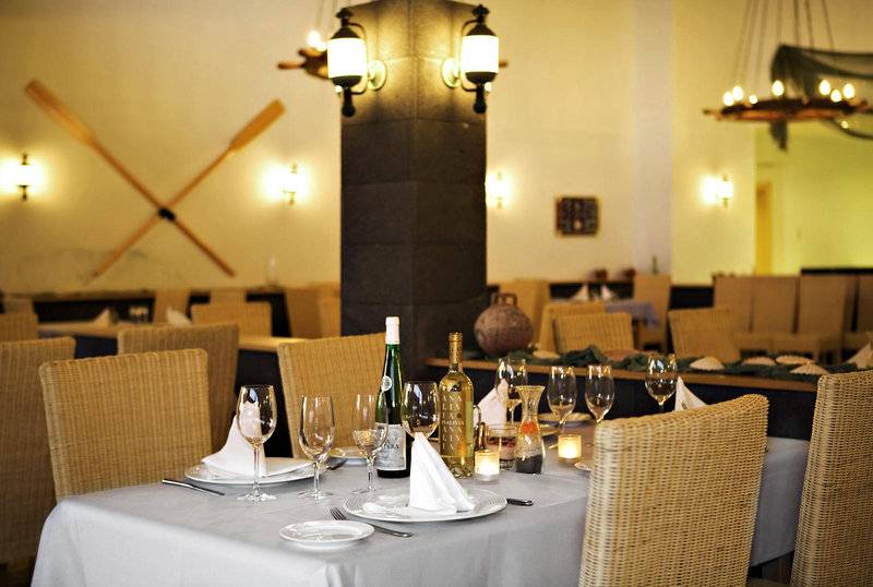 Essentisch im Playitas Hotel Restaurant mit Tischdekoration und Weingläsern.