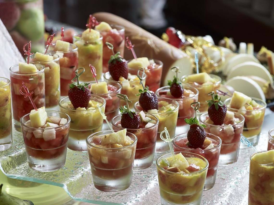 Obstcocktails auf einem Buffet im Creta Maris Resort