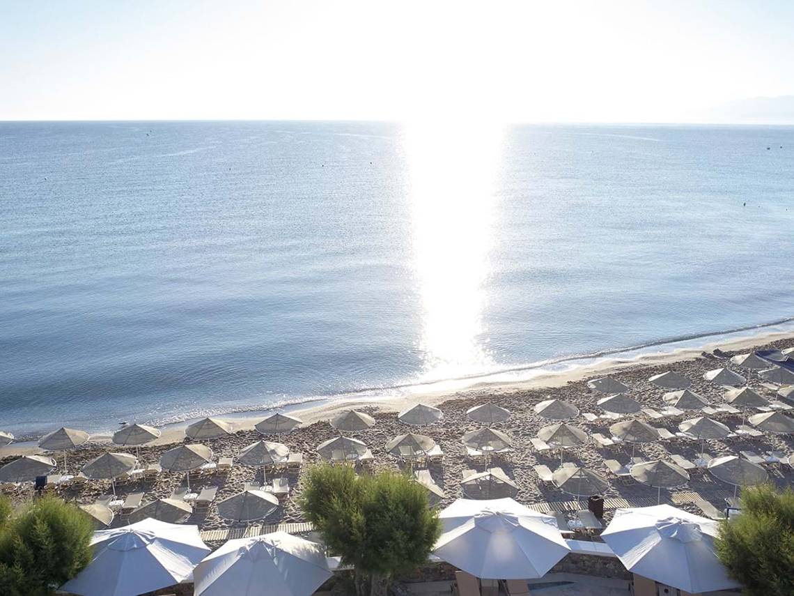 Creta Maris Beach Resort in Kreta, Strand mit Sonnenschirme