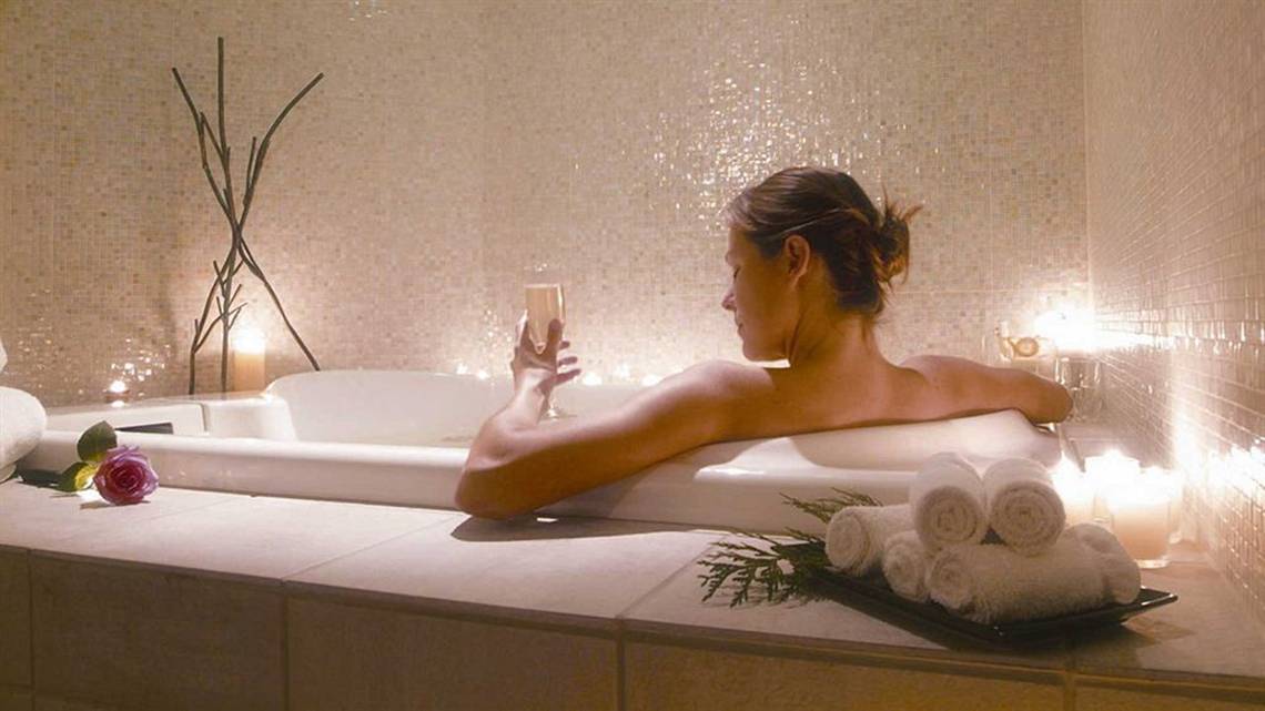 Frau genießt ein Glas Wein im Whirlpool im Sealife Buket Resort & Spa
