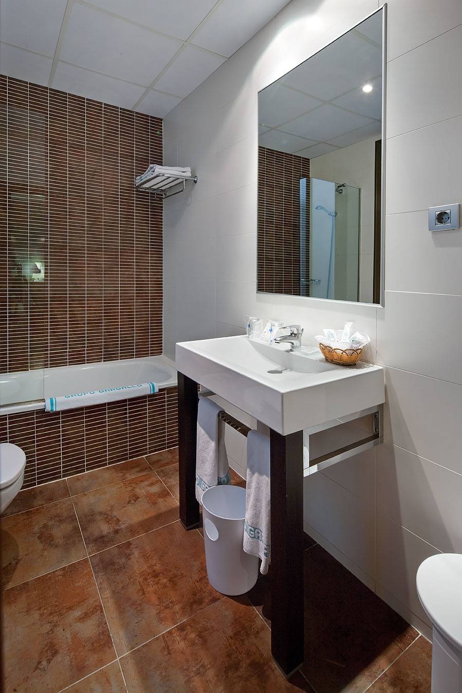 Badezimmer im Gargallo Rialto Hotel mit Badewanne, Waschbecken und Toilette