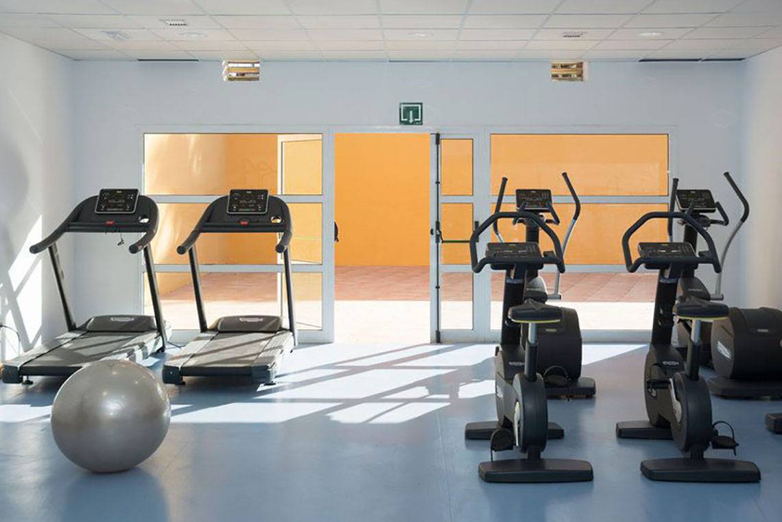 Fitnessstudio im Gran Canaria Princess Hotel mit Laufbändern und Trainingsgeräten.