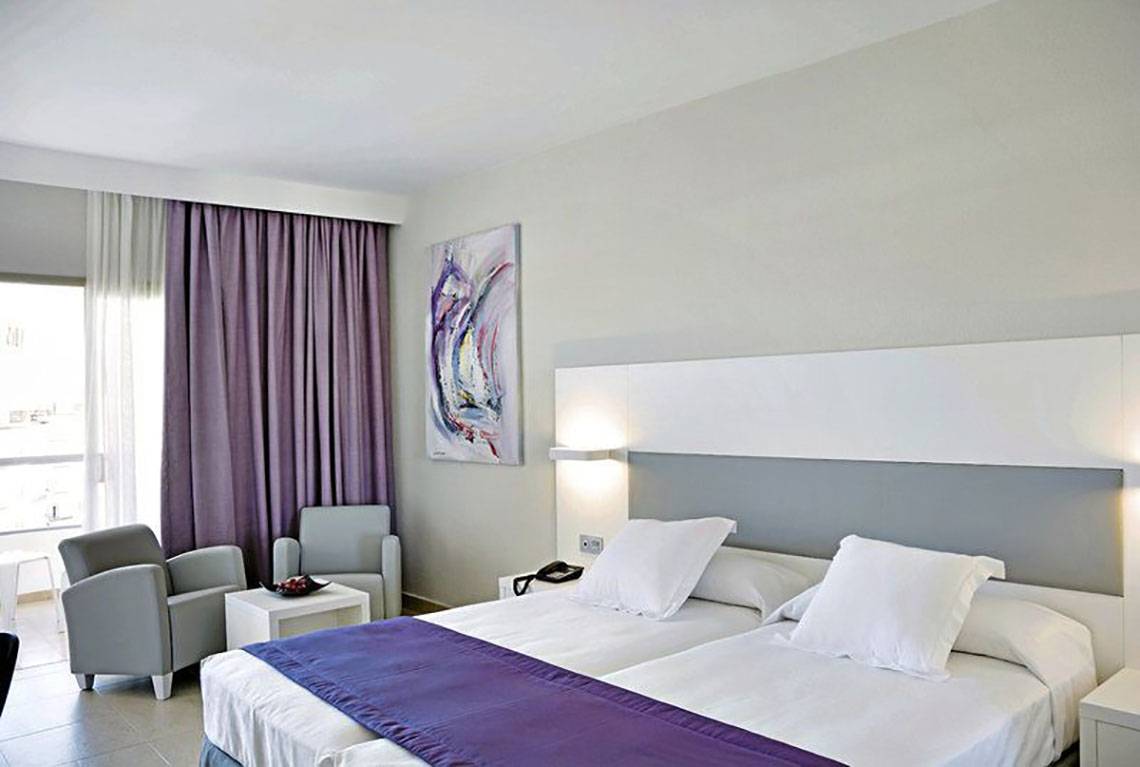 Doppelzimmer im Gran Canaria Princess Hotel mit zwei Betten, weißen Kissen und einem Gemälde an der Wand.