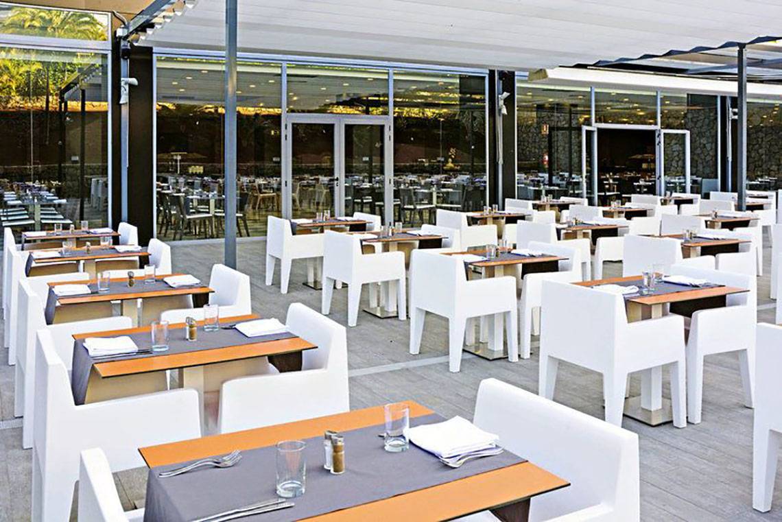Restaurant des Gran Canaria Princess Hotels mit vielen weißen Tischen und Stühlen.
