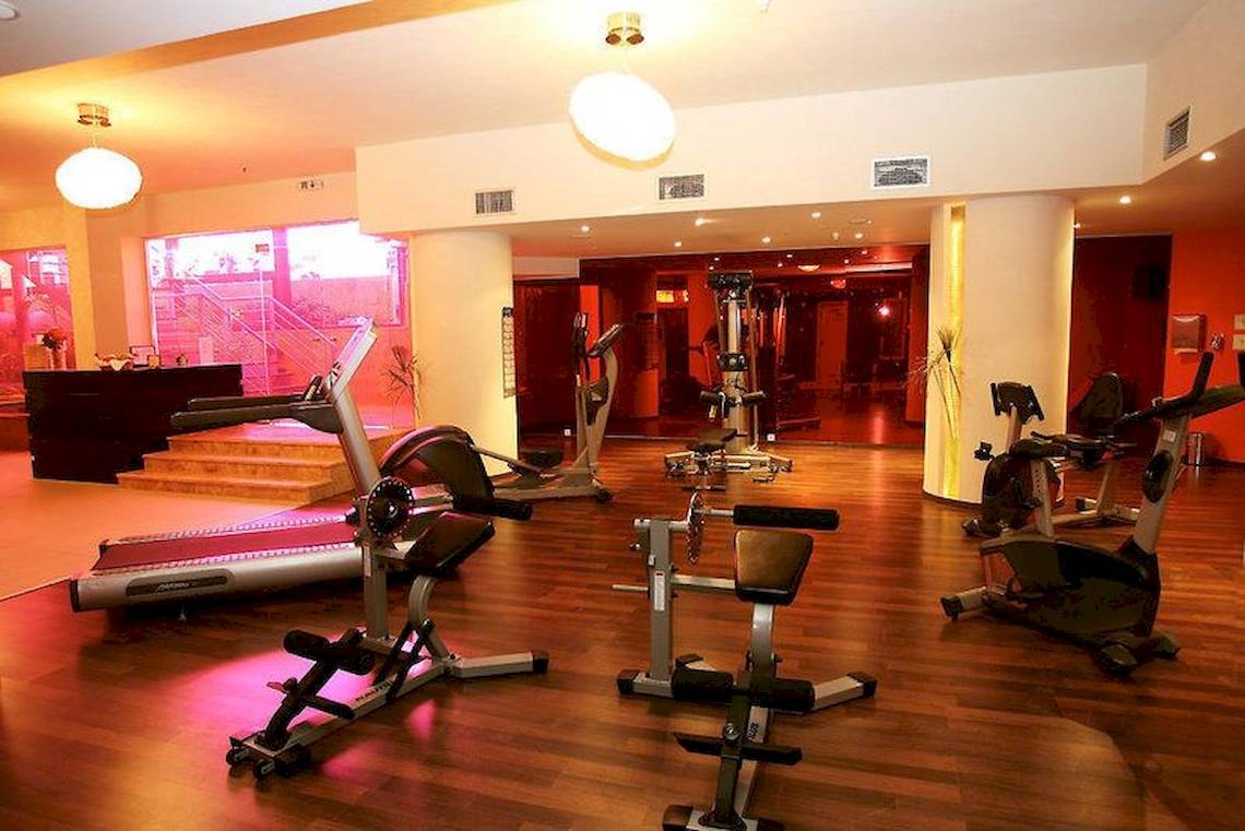 Fitnessraum im Sentido Pearl Beach Hotel mit verschiedenen Trainingsgeräten.