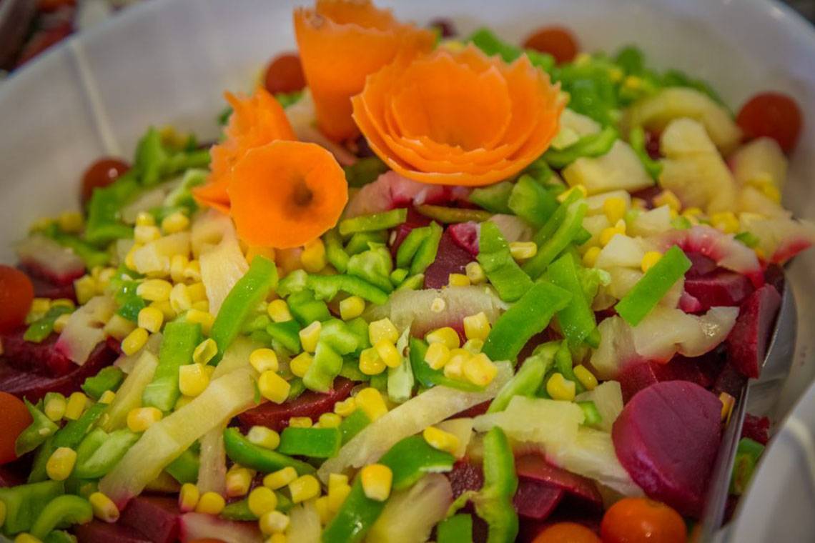 Eine Schüssel mit buntem Gemüsesalat, Paprika, Karotten und Mais, serviert im Callisto Holiday Village.