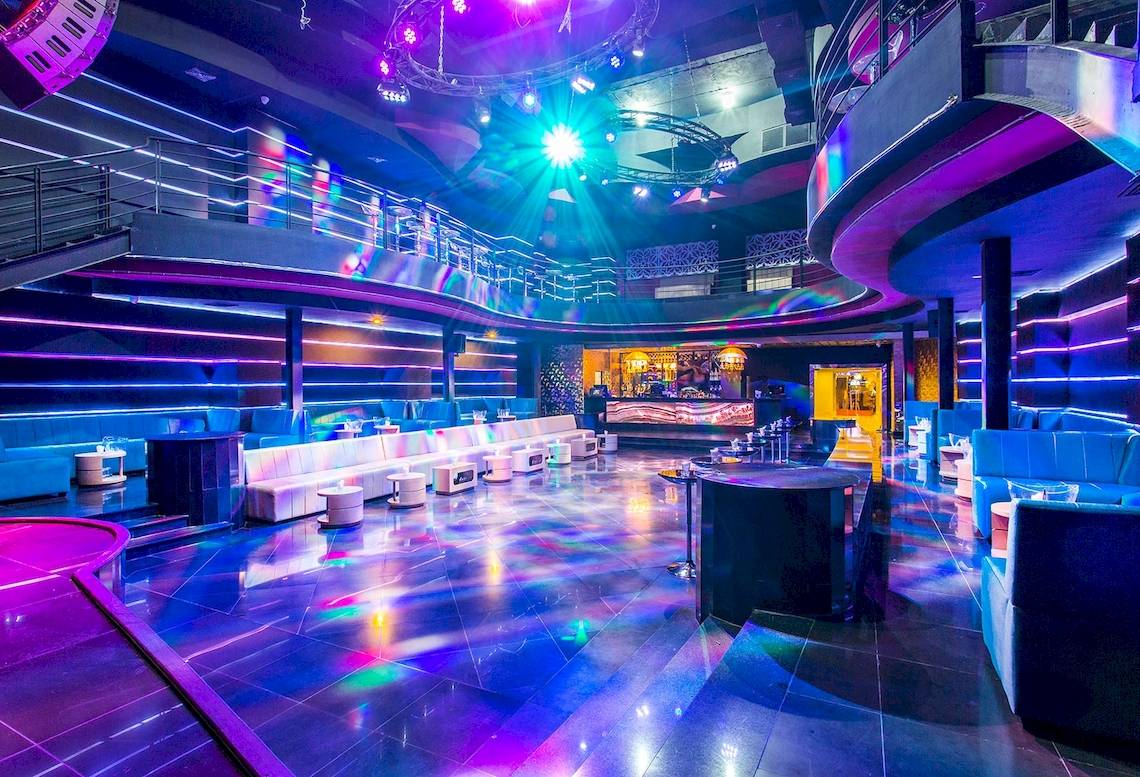 Innenbereich einer Disco im Sunscape Coco Punta Cana Hotel mit blauen und violetten Lichtern.