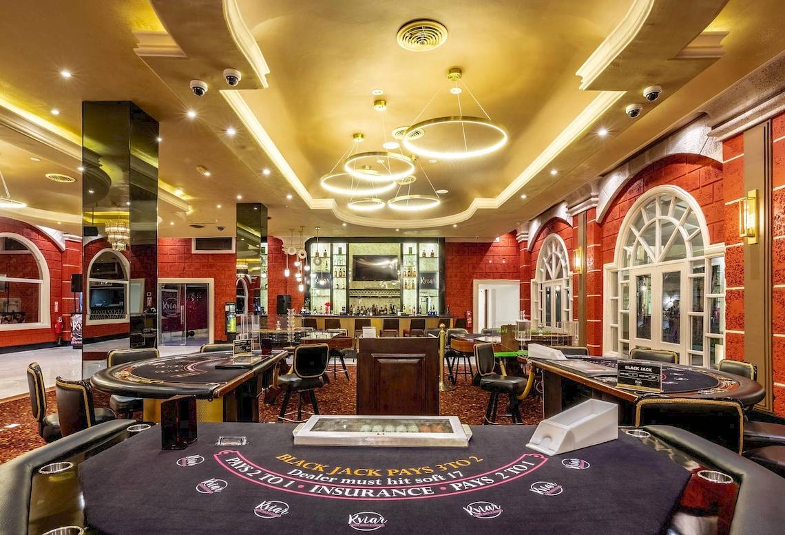 Spielbereich im Casino des Sunscape Coco Punta Cana Hotels mit Blackjack-Tischen und gedimmten Lichtern.