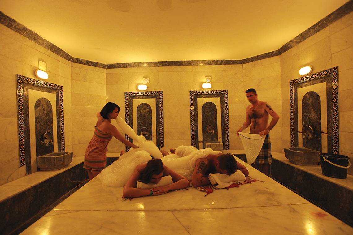 Personen entspannen in der Sauna des Club Yali Hotels & Resort.