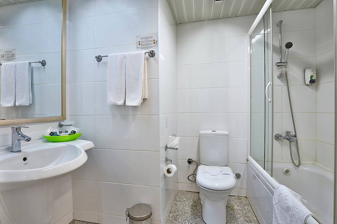 Badezimmer im Club Yali Hotels & Resort mit Dusche, Toilette und Waschbecken.